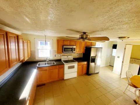 Lovingston House: 7 Helena Ln