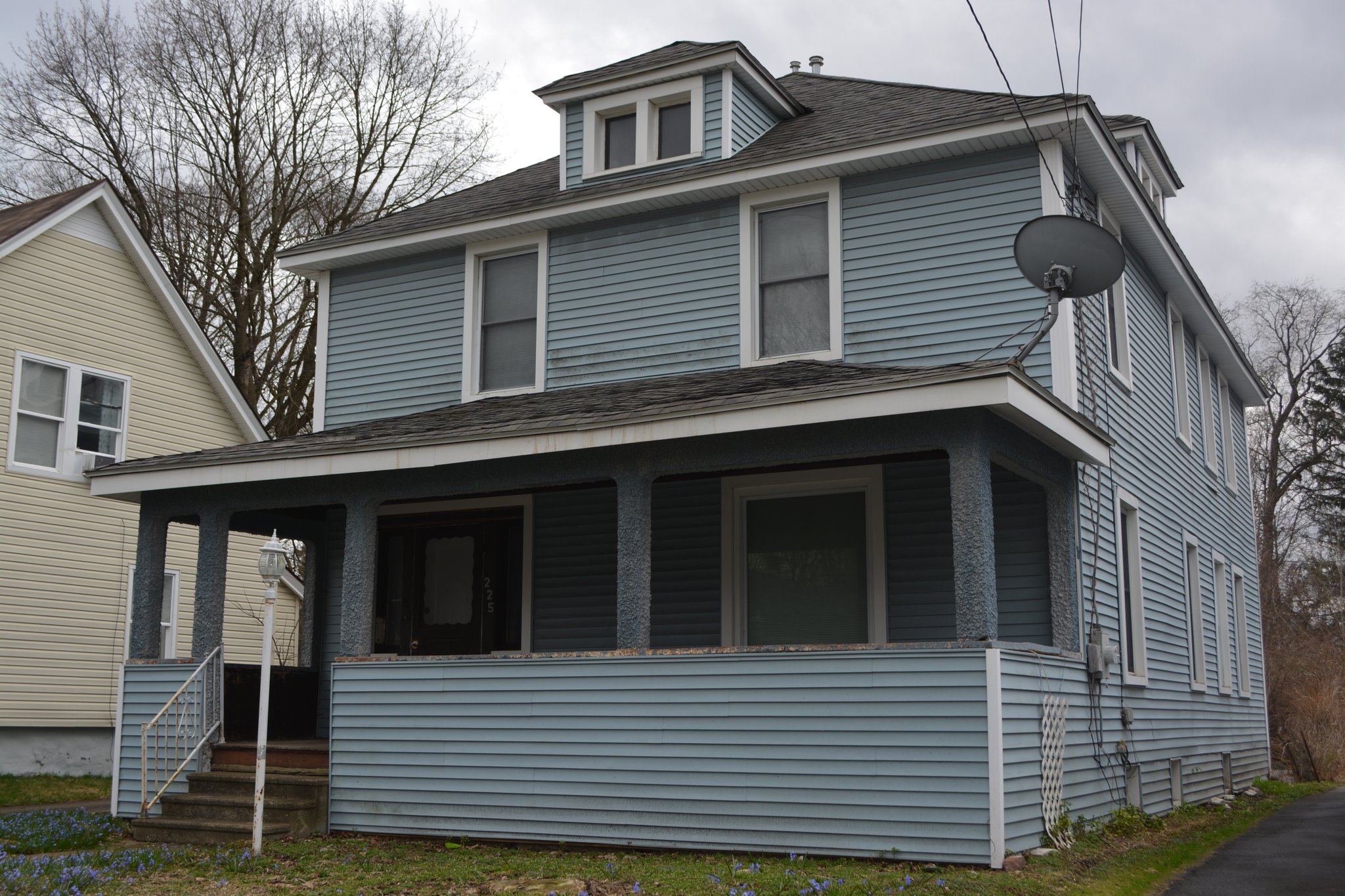 Utica House: 225 Thieme Place