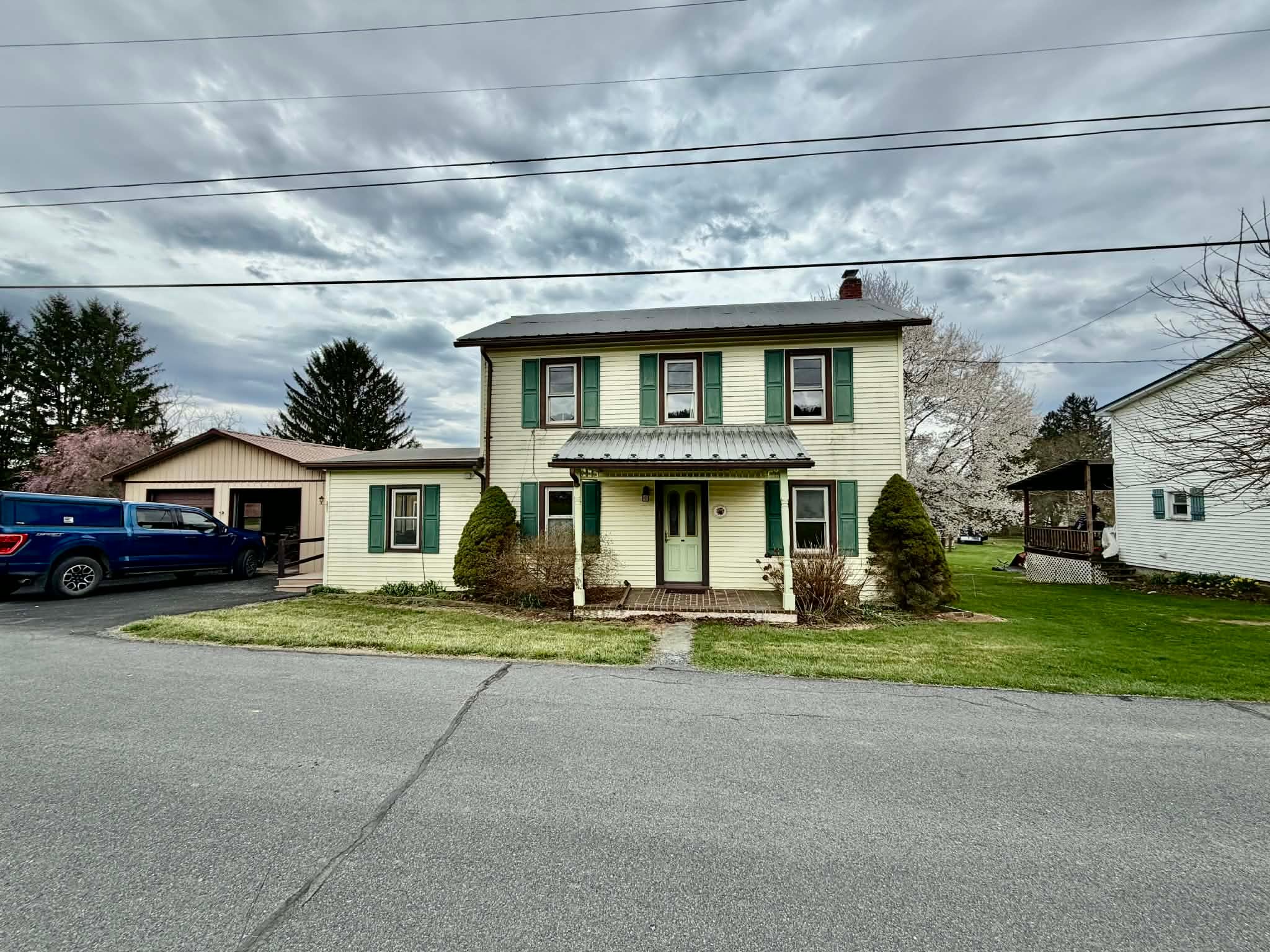 Aaronsburg House: 327 W Plum St