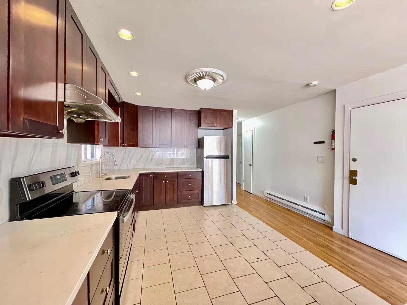 College point Townhome: 20-11 College point Blvd.