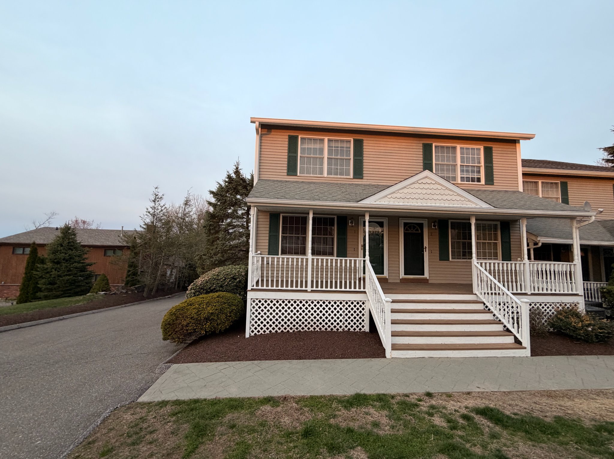 Shelton Townhome: 39 Coram Rd