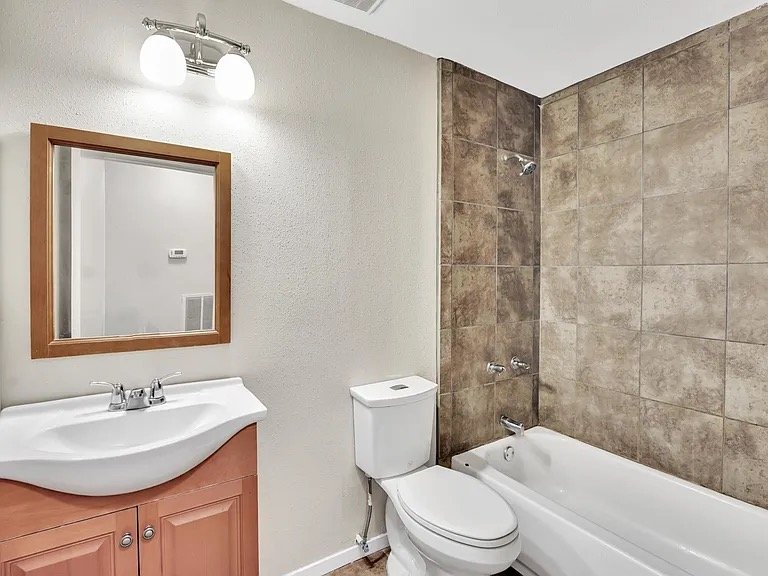 Houston House: 19734 Lake Hollow Ln