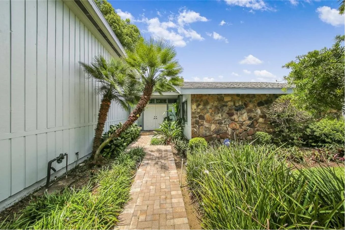 Haines City Townhome: 107 Canterbury Drive