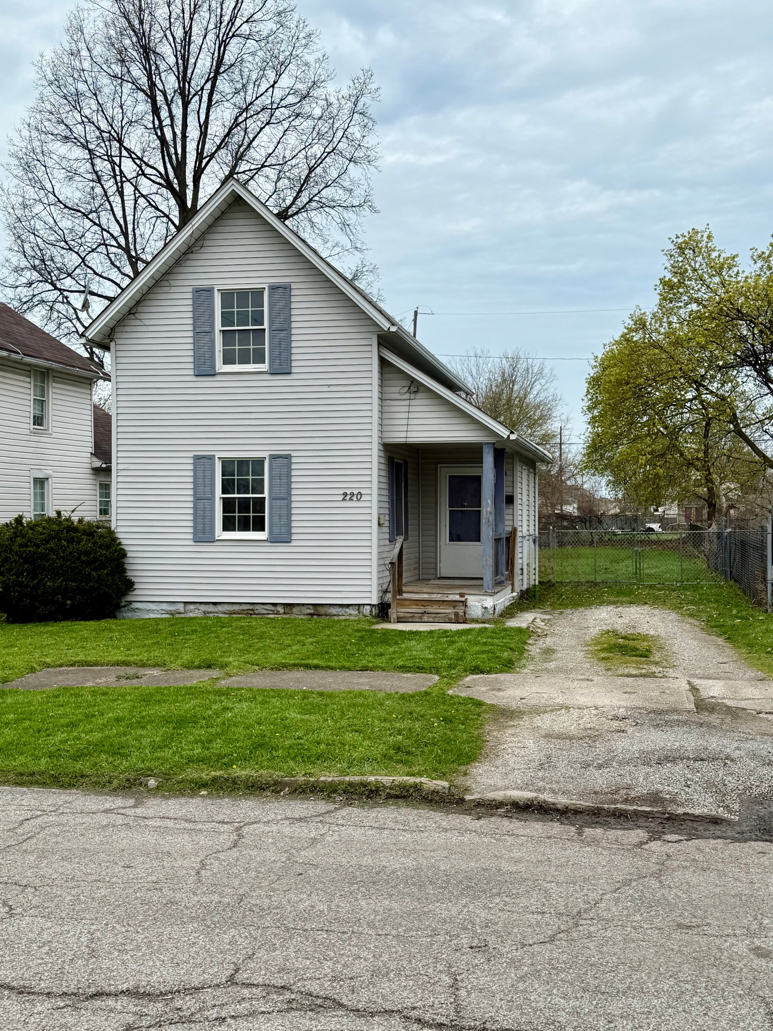 Lorain House: 220 W 15th St