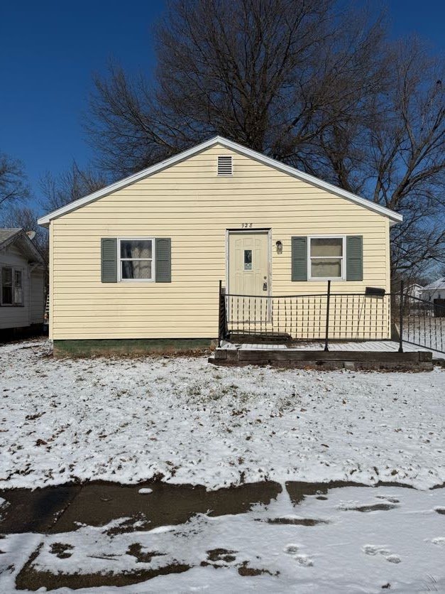 Decatur House: 928 W Waggoner