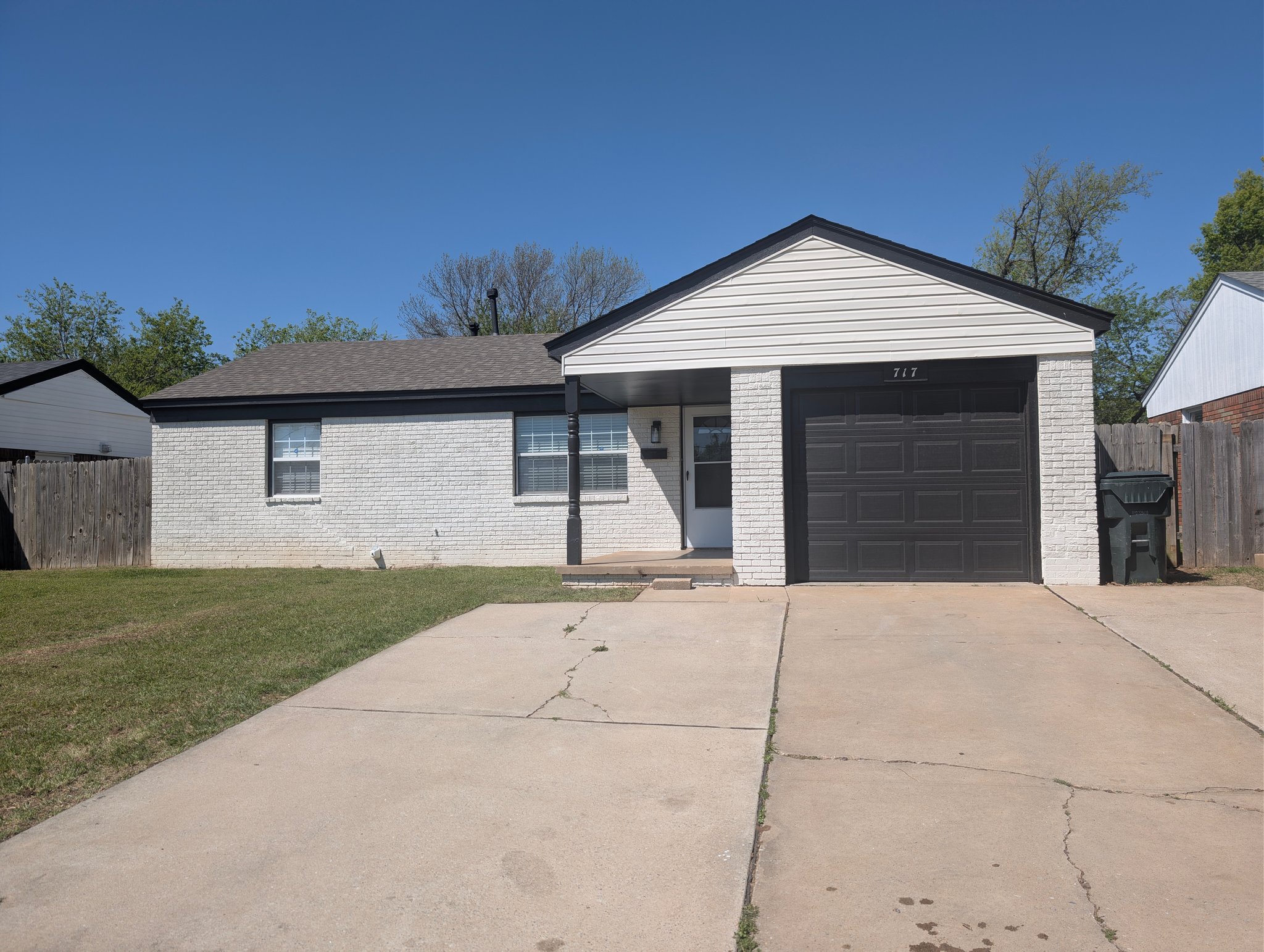 Midwest City House: 717 S Midwest Blvd