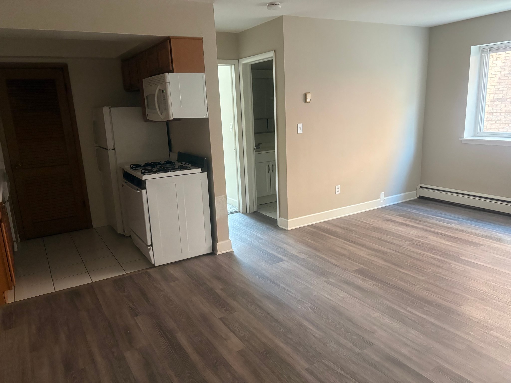 Milwaukee Apartment: 2424 e Webster pl