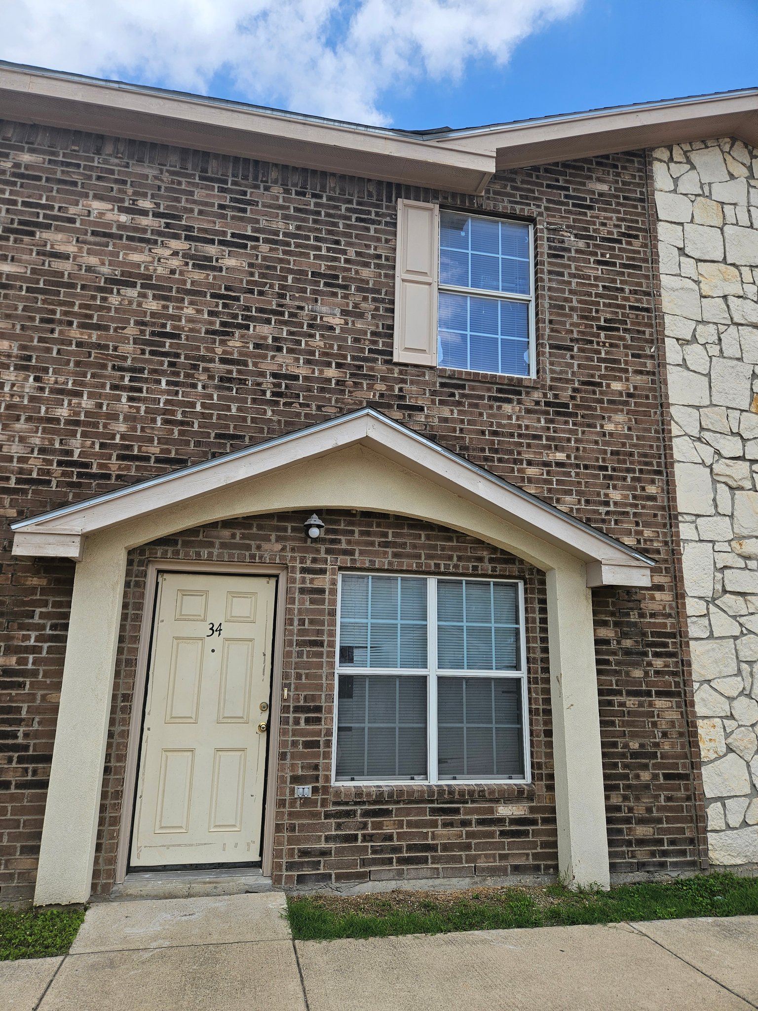 Mission Townhome: 804 N Taylor Rd