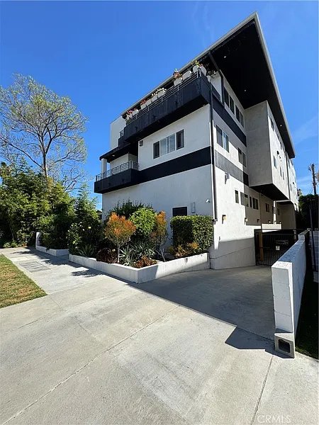 Valley Village Apartment: 5432 Hermitage Ave