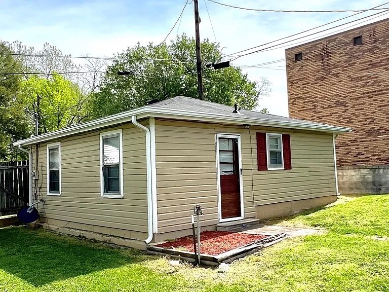 Hopkinsville House: 1604 E 9th St.