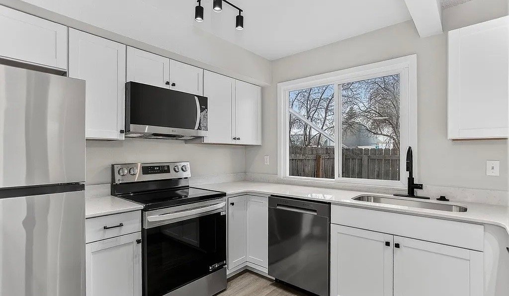 Grand Prairie House: 1129 college st