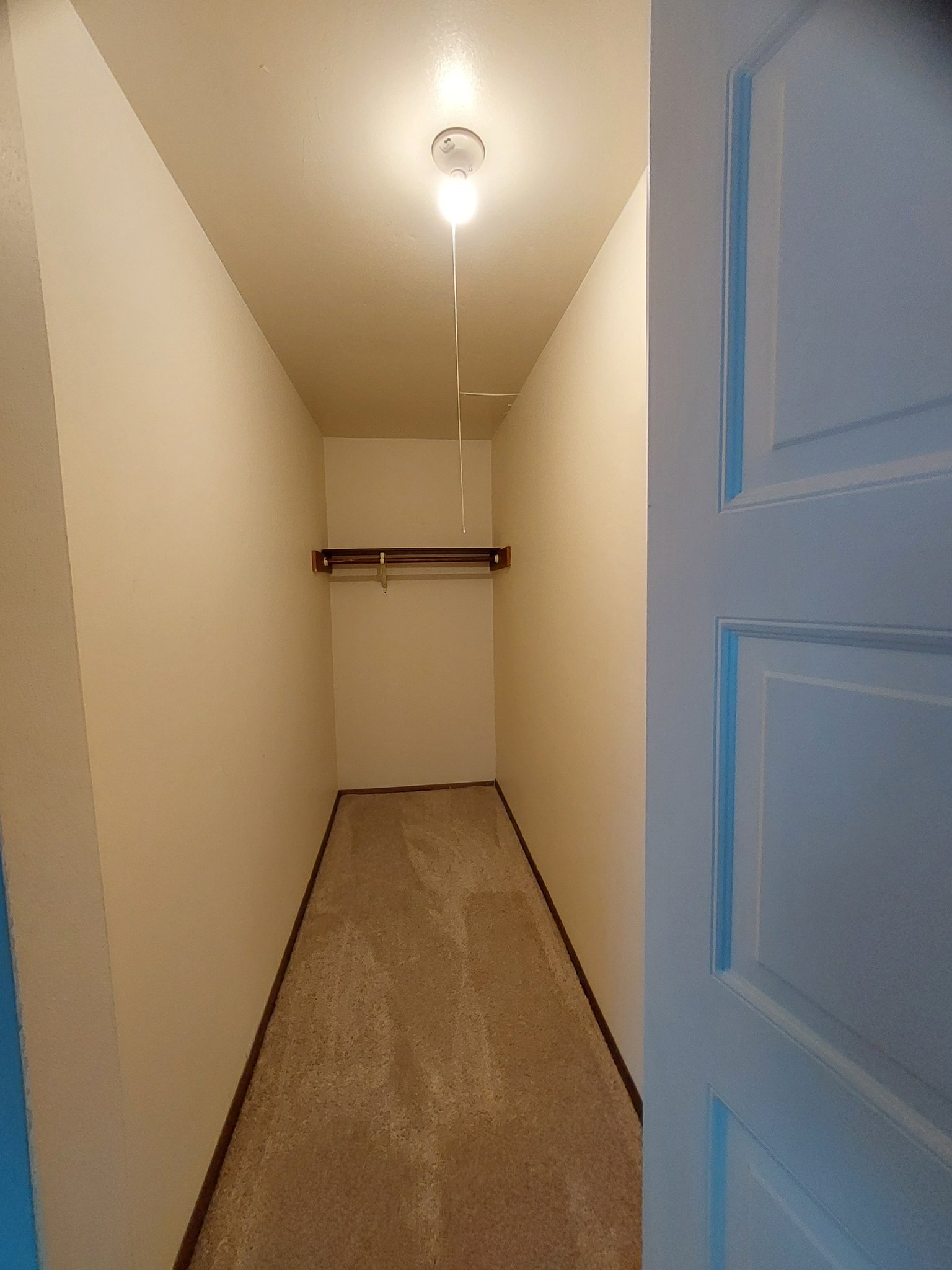 Hartland Apartment: 519 Sunnyslope Dr