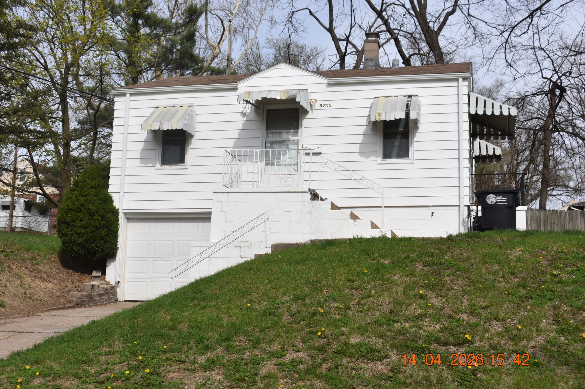 Omaha House: 5705 Fontenelle Blvd