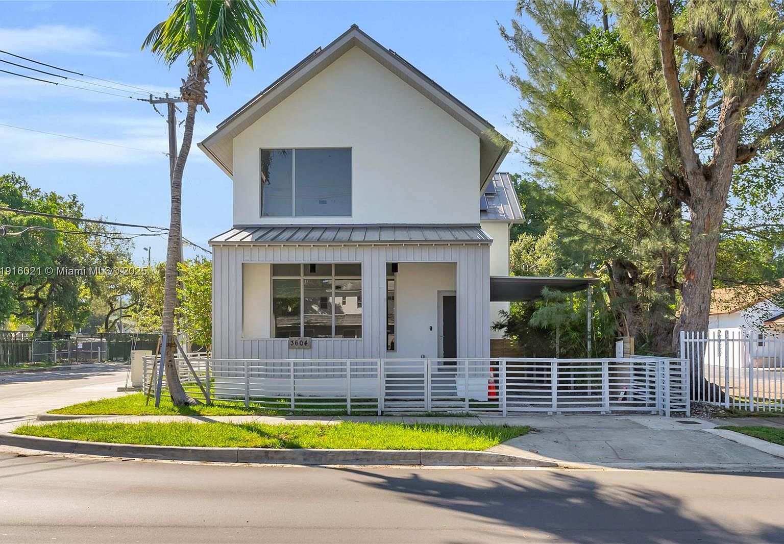Miami Townhome: 3204 Plaza St