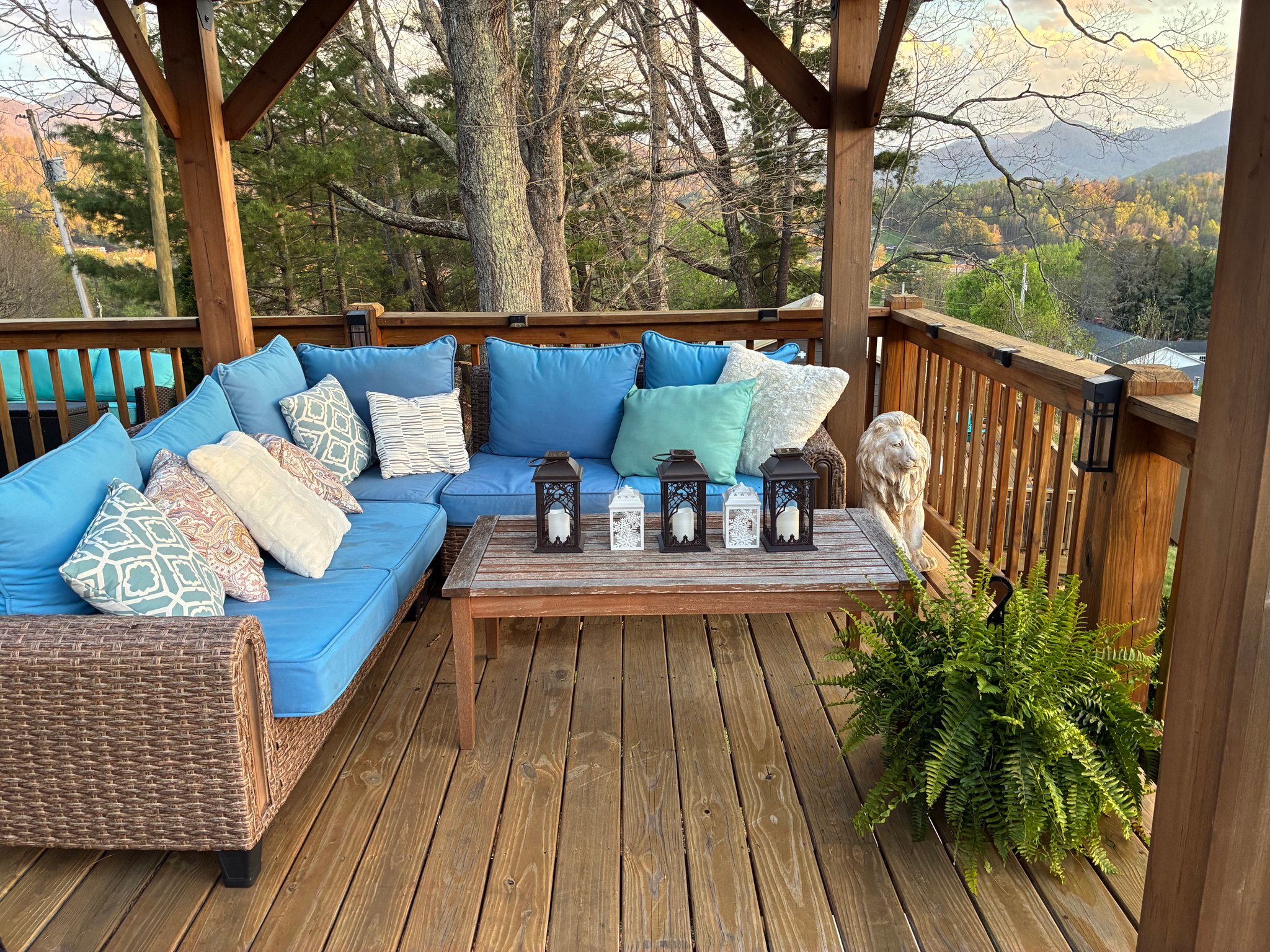 Burnsville House: 111 Sunrise Lane