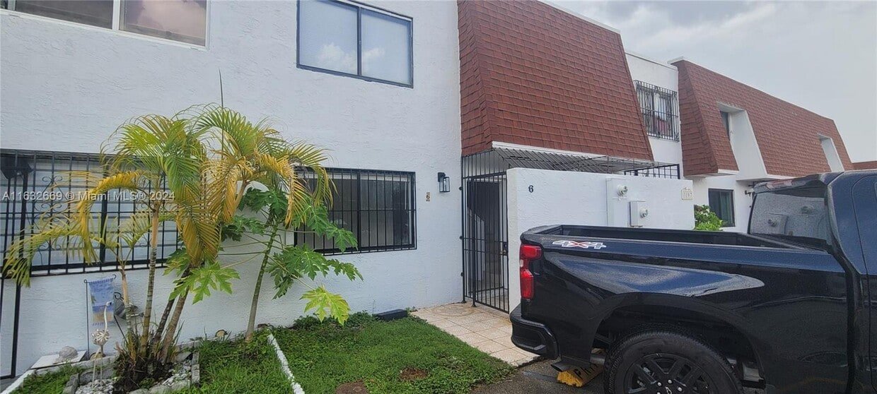 Miami Townhome: 319 NW 109th Ave