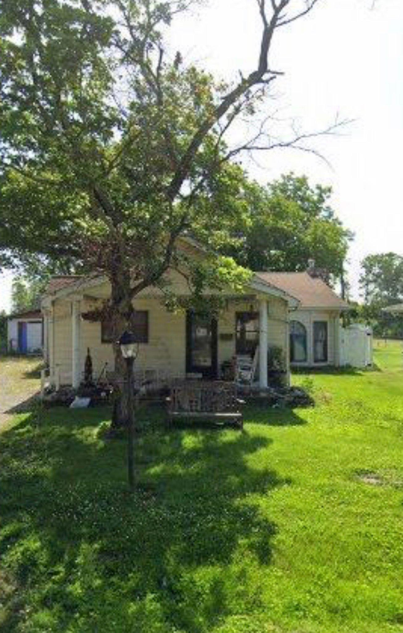 Cahokia House: 7 Denovion Ct