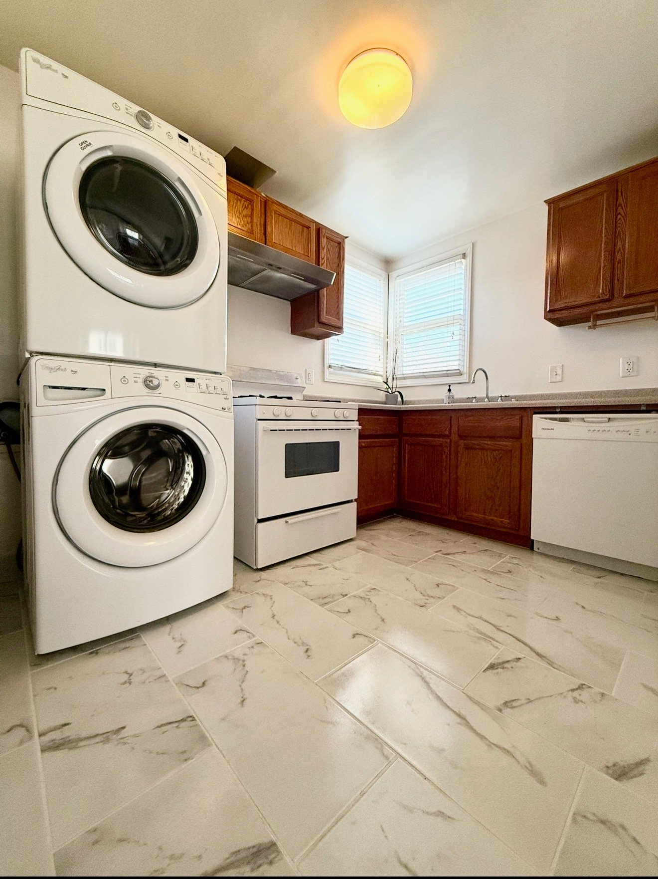 Burbank Apartment: 1721 N Glenoaks Blvd