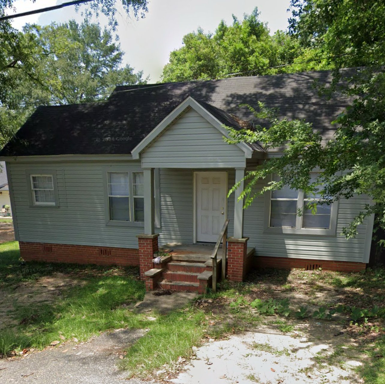 Monroeville House: 98 E Pine St