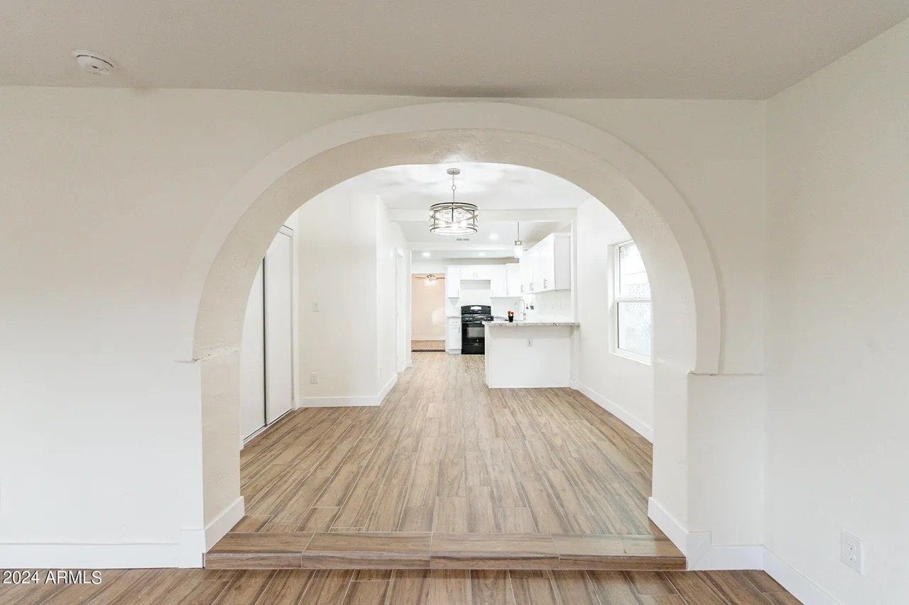 Avondale House: 206 E Kinderman Dr