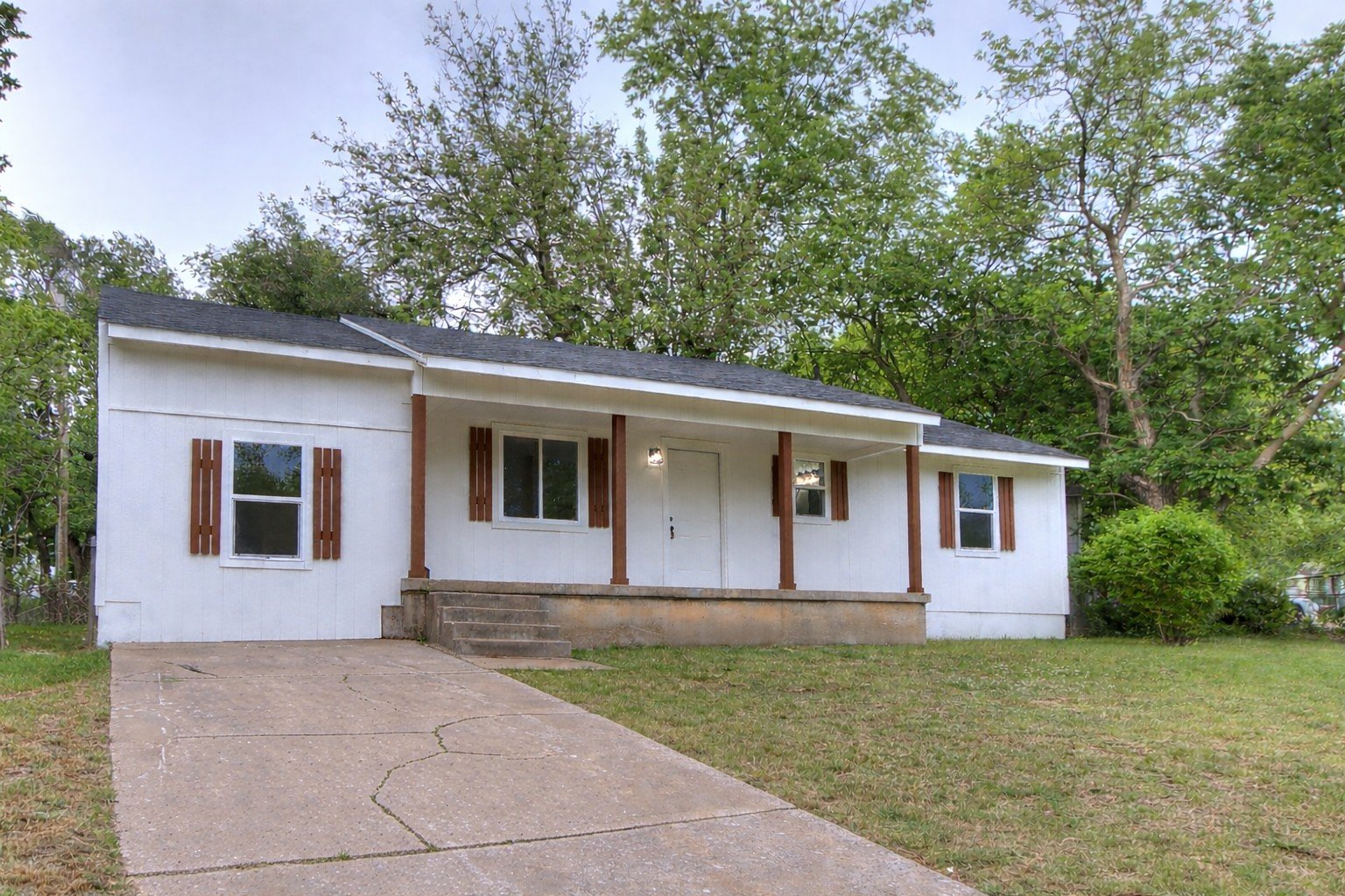 Midwest City House: 911 crabtree cv