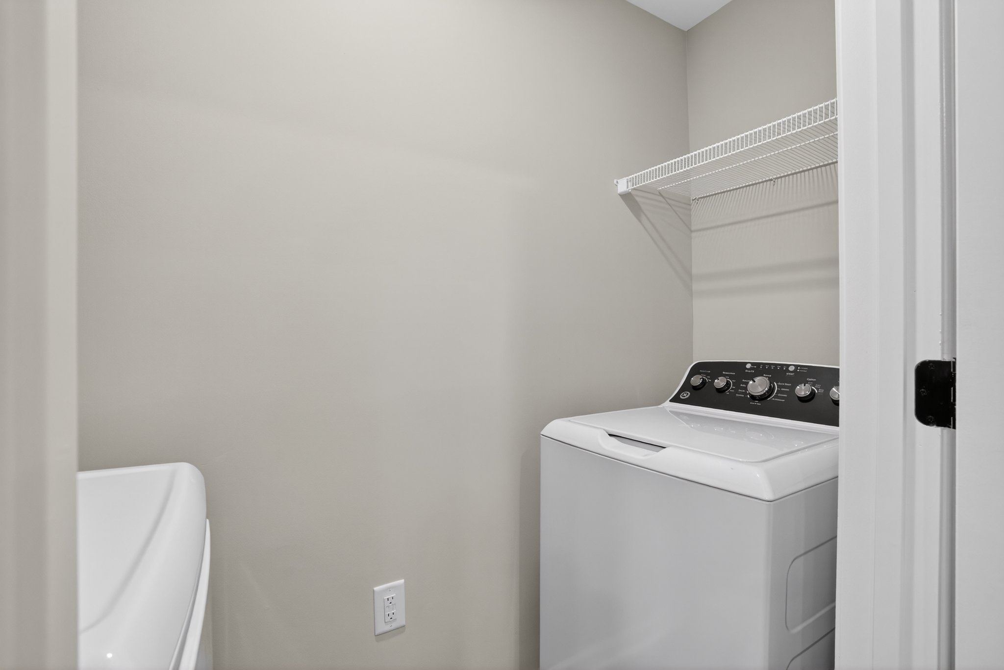 Clemmons Apartment: 7055 Hanesbrook Circle