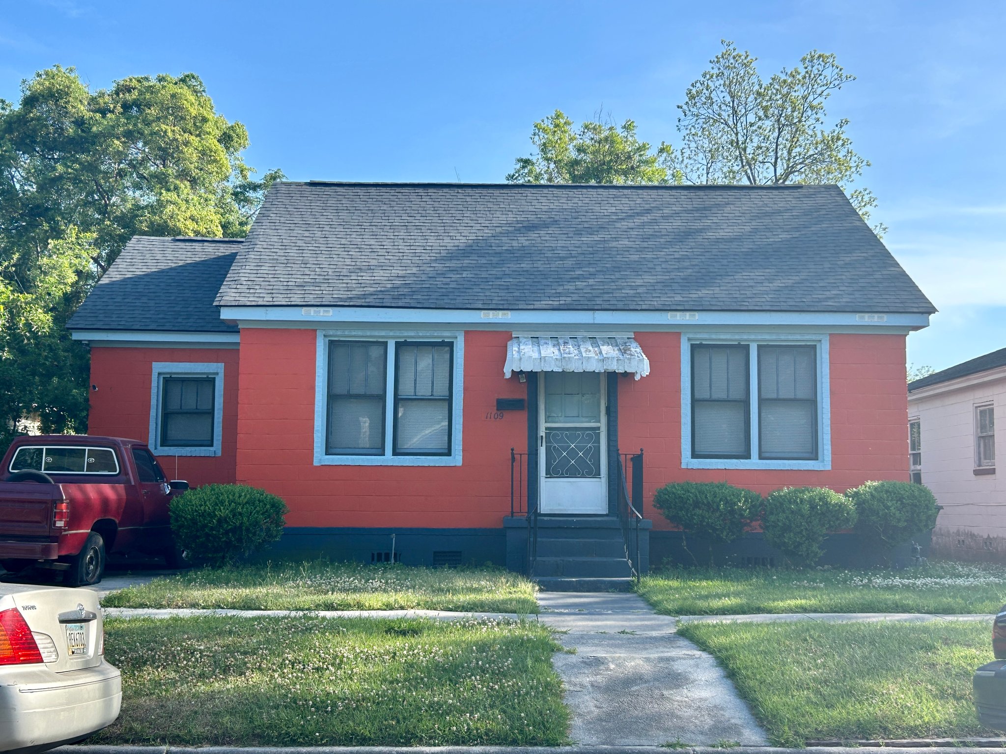 Savannah House: 1109 W 41st St