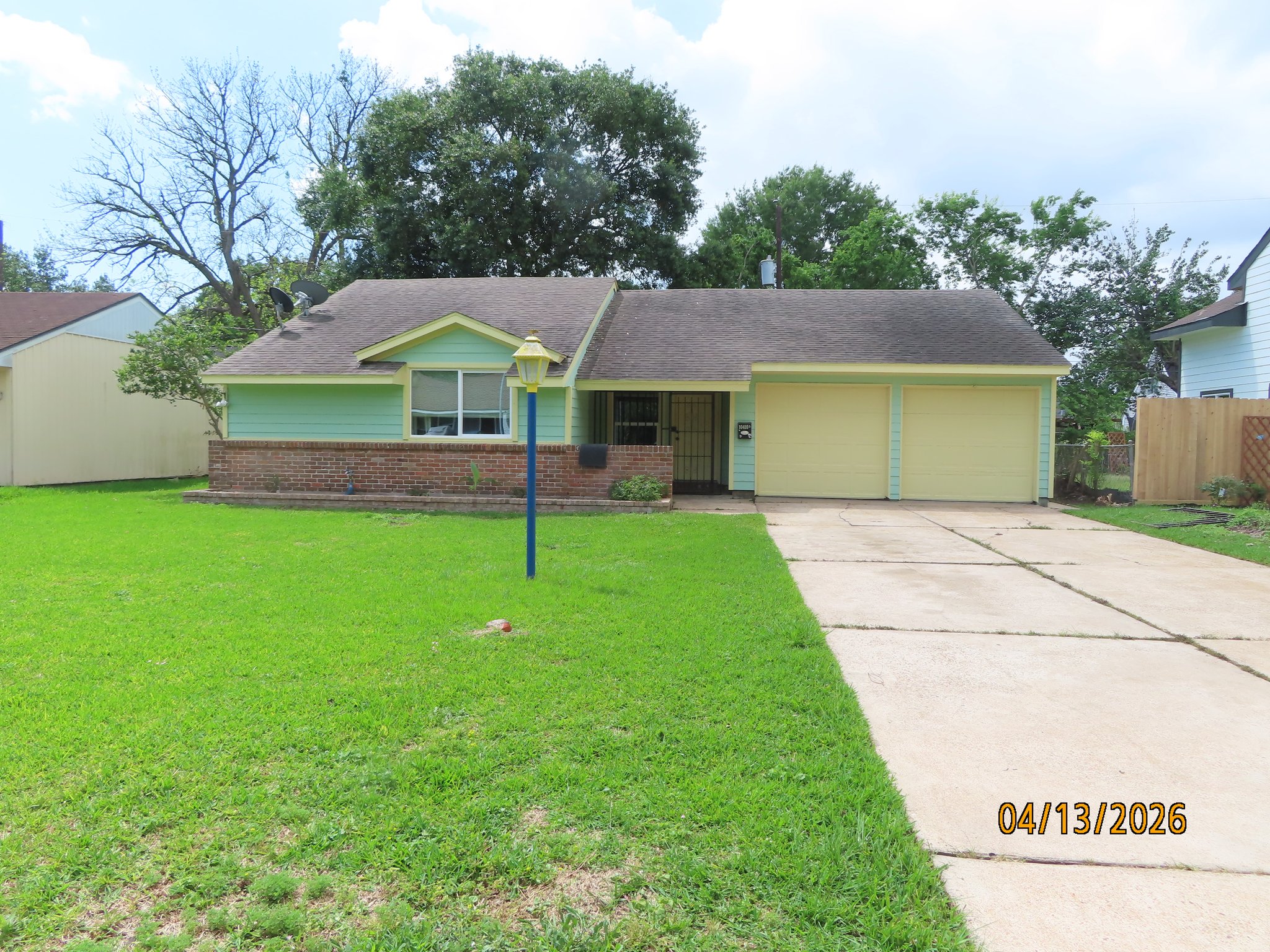 Houston House: 10410 Broadstairs St
