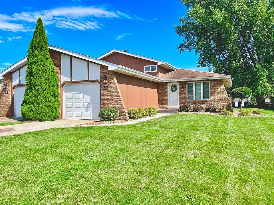 Schererville Townhome: 205 Juniper Dr