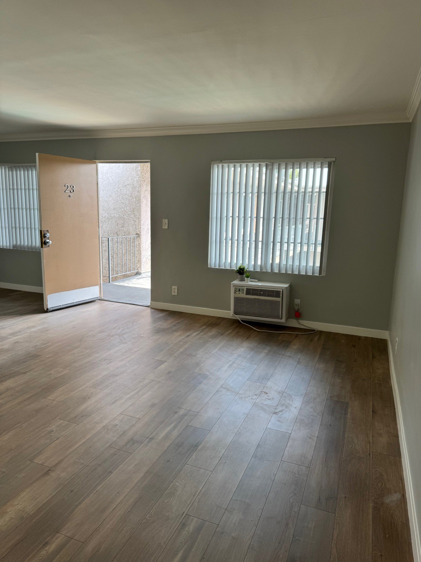 Canoga Park Apartment: 8834 Topanga Canyon Blvd