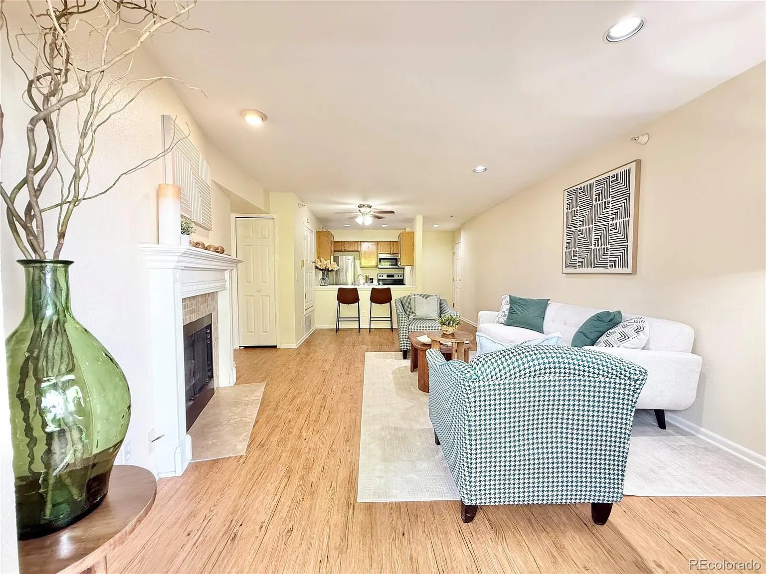 Aurora Condo: 444 Kittregde St