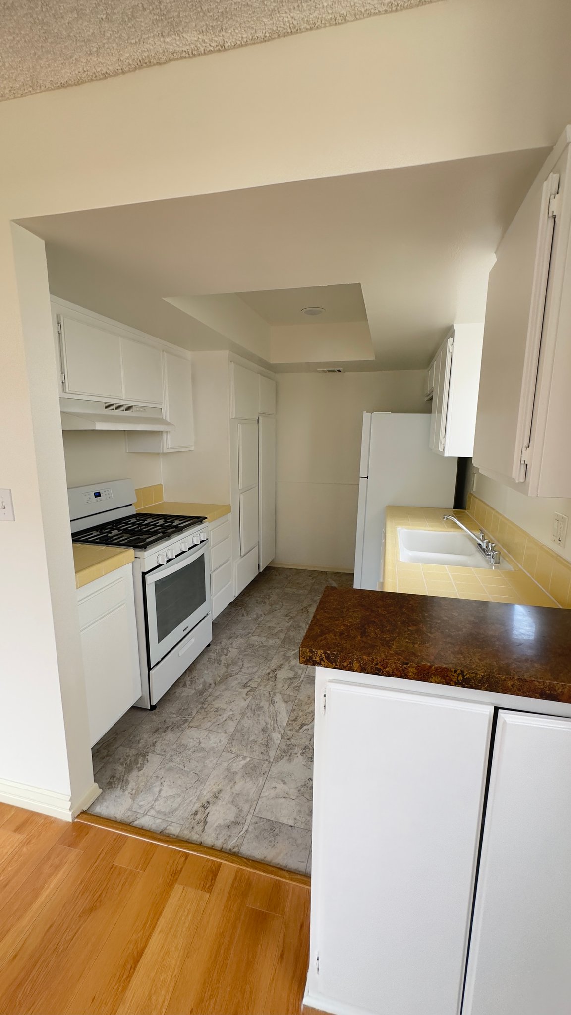 los angeles Apartment: 135 N Swall DR