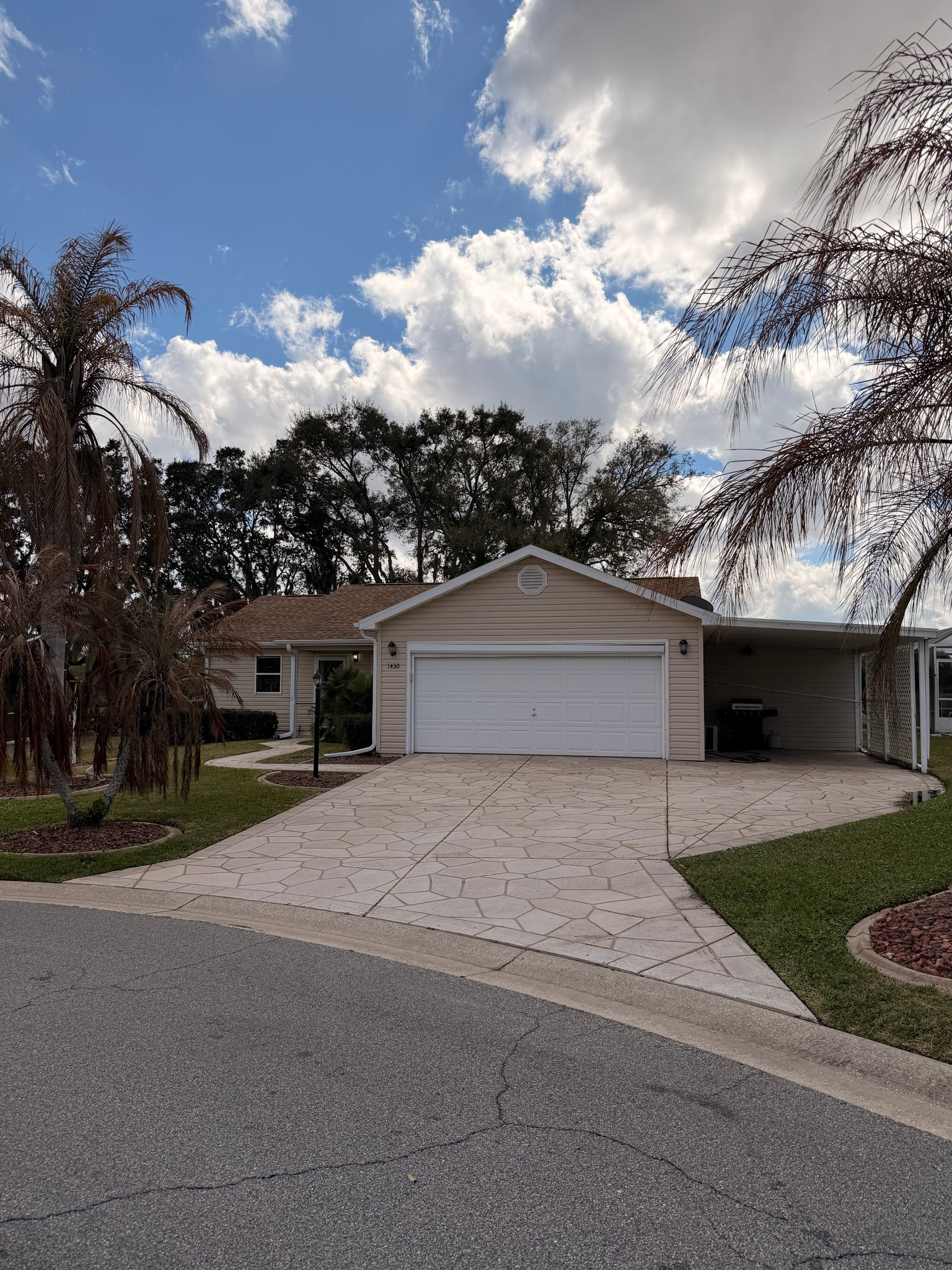 Lady Lake House: 1430 W Schwartz Blvd