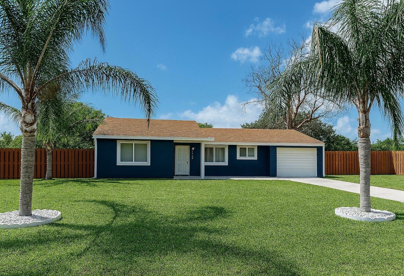 Port Saint Lucie House: 2055 SE West Dunbrooke Cir