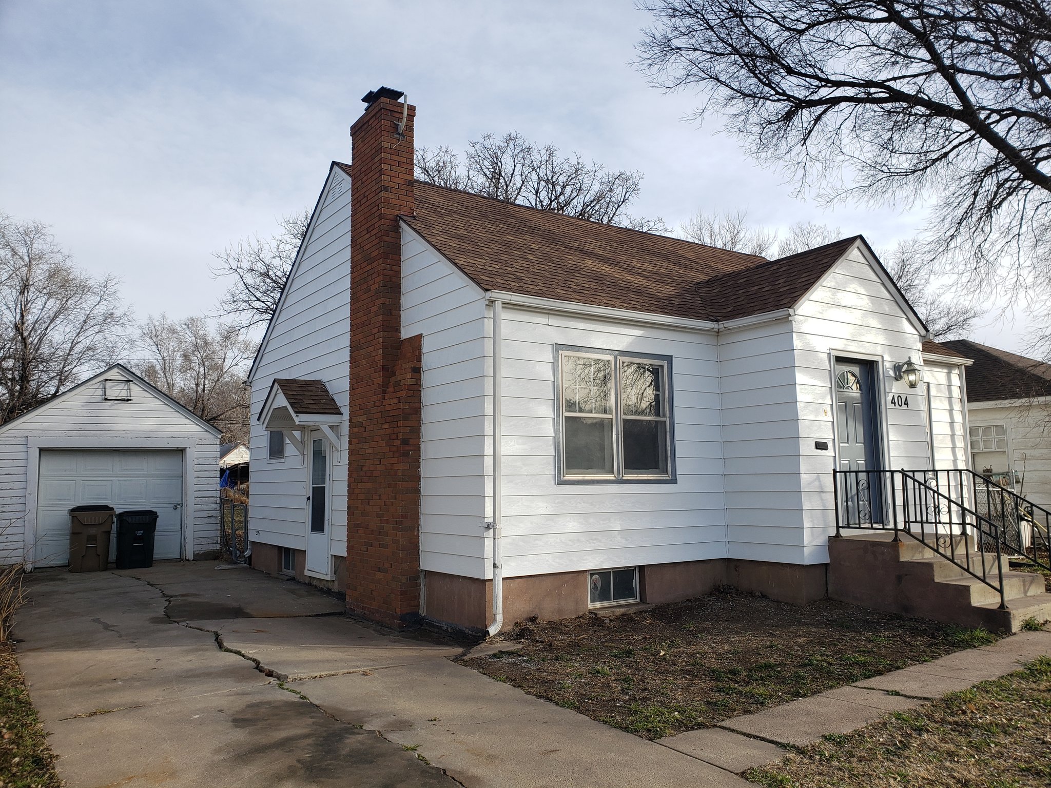 Hoisington House: 404 E 3rd