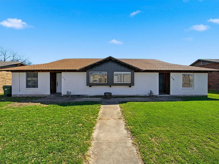 Hewitt House: 208 Queen Dr