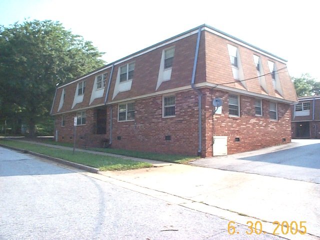 Easley Apartment: 401 S. 1st Street