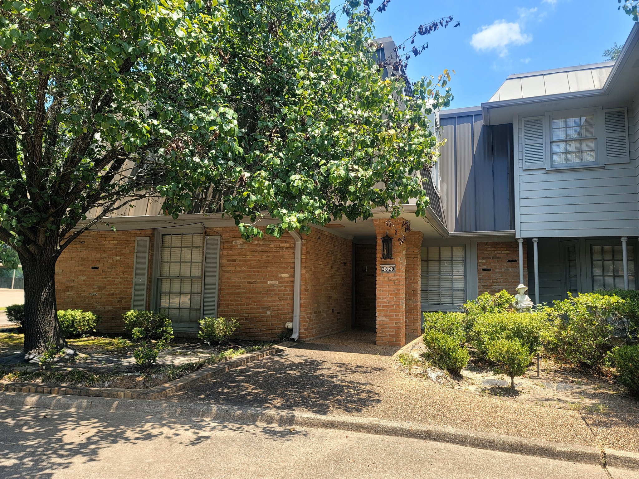 Longview Townhome: 2820 N 4th St.