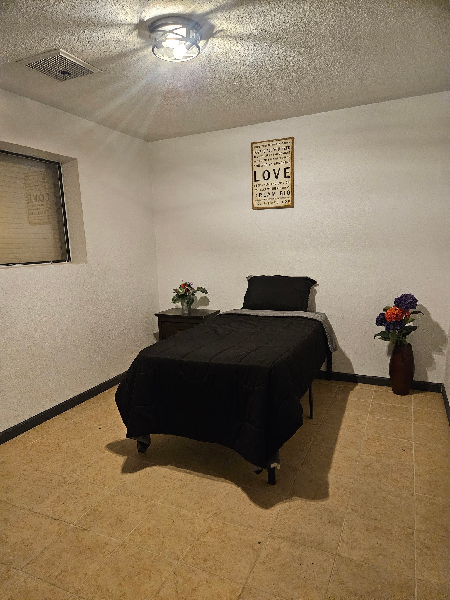 Glendale House: 7320 W Reade Ave