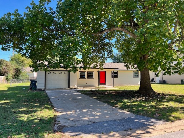 Fayetteville House: 114 N Nolan Ave