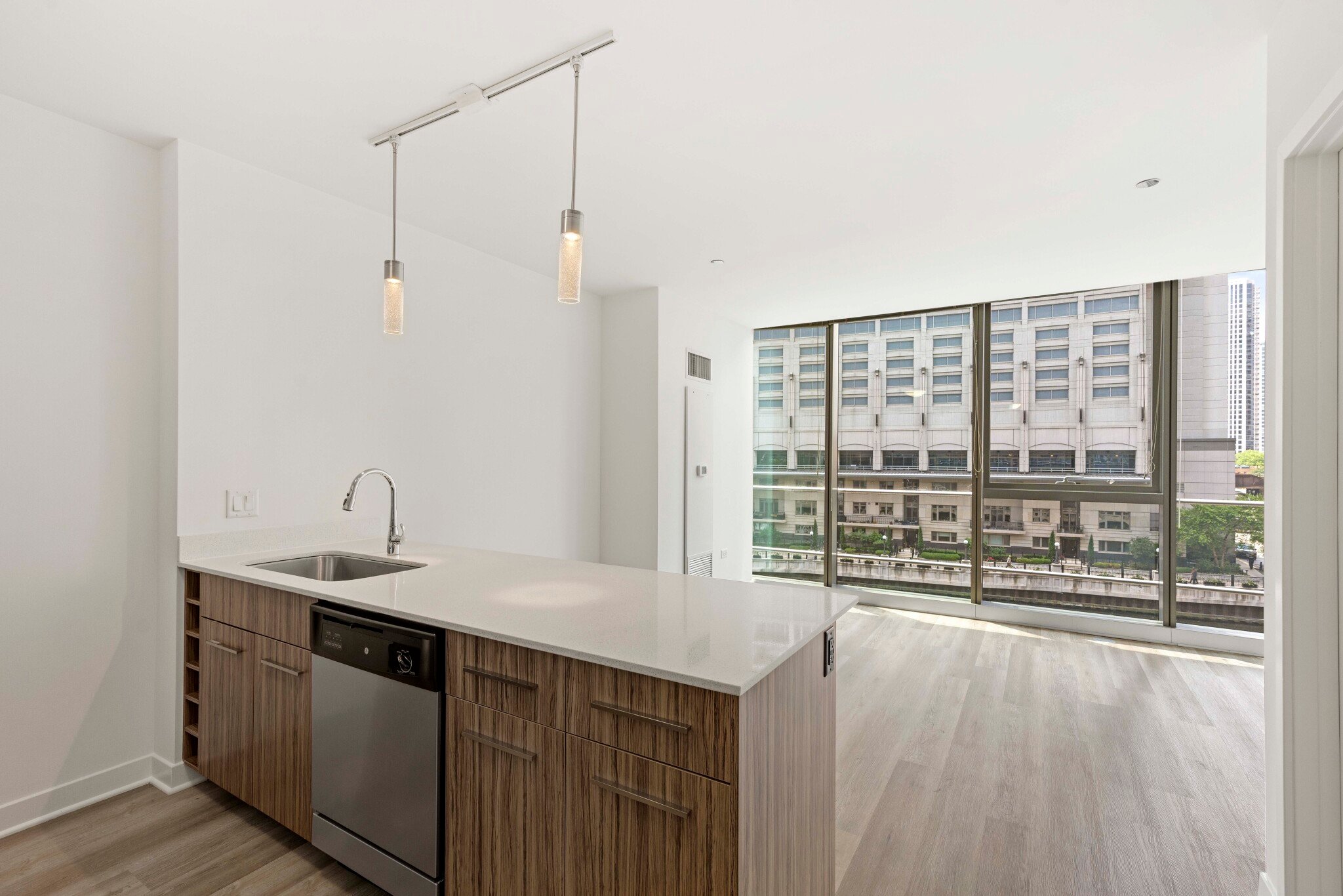 Chicago Condo: 347 W Wolf Point Plz