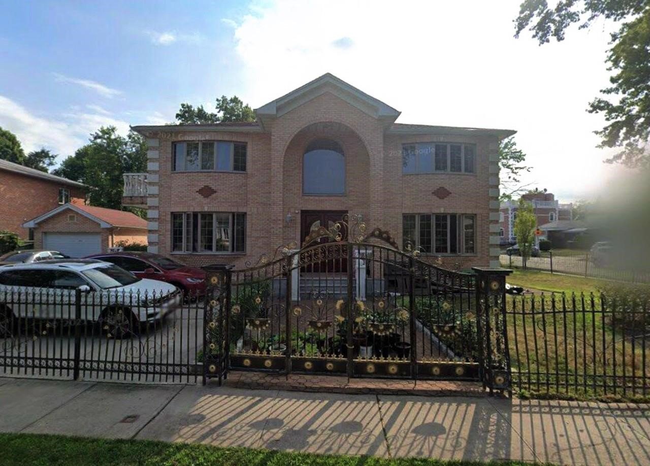 Little Neck House: 6606 251 st
