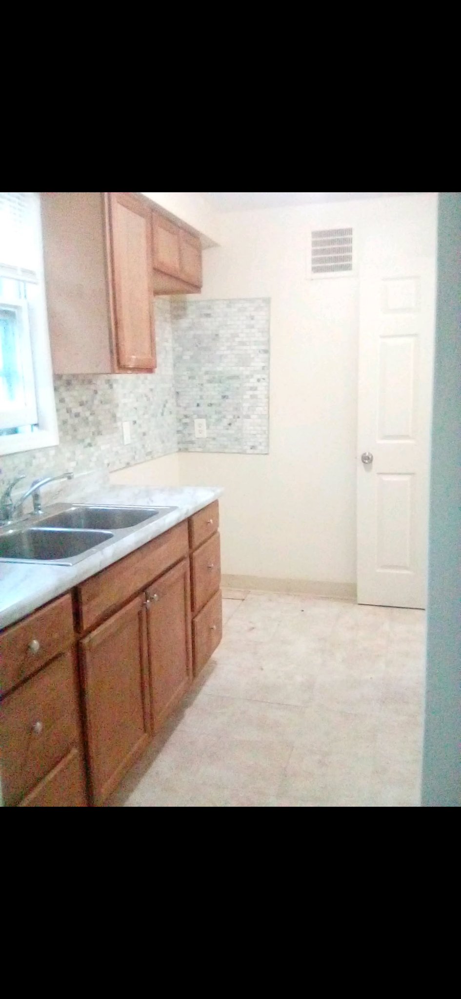 Cleveland House: 13508 Thraves Ave