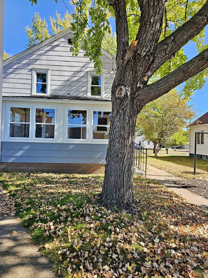 Eau Claire House: 1206 Pershing