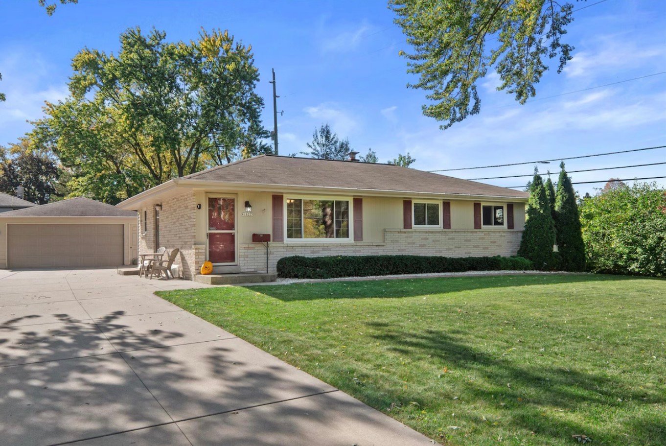 Menomonee Falls House: N87w18225 Queensway Street