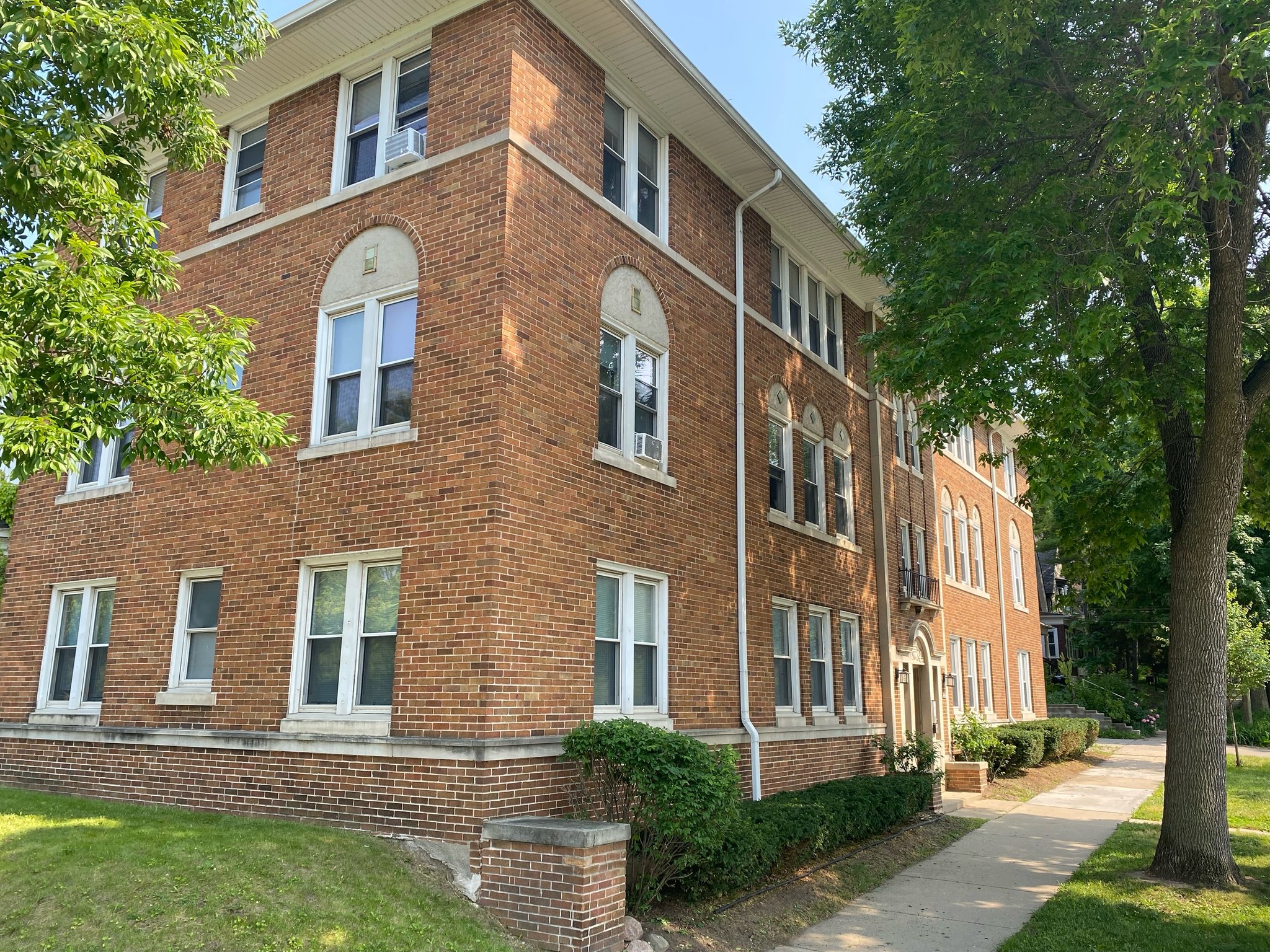 Milwaukee Apartment: 2752 N Bartlett Ave