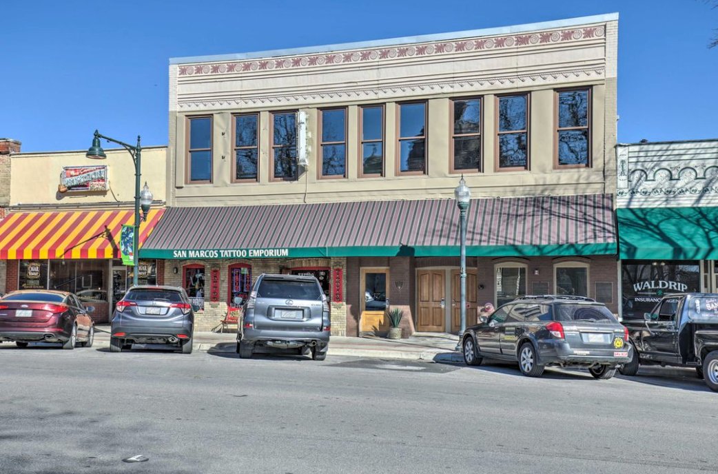 San Marcos Multiplex: 118-120 N LBJ Dr