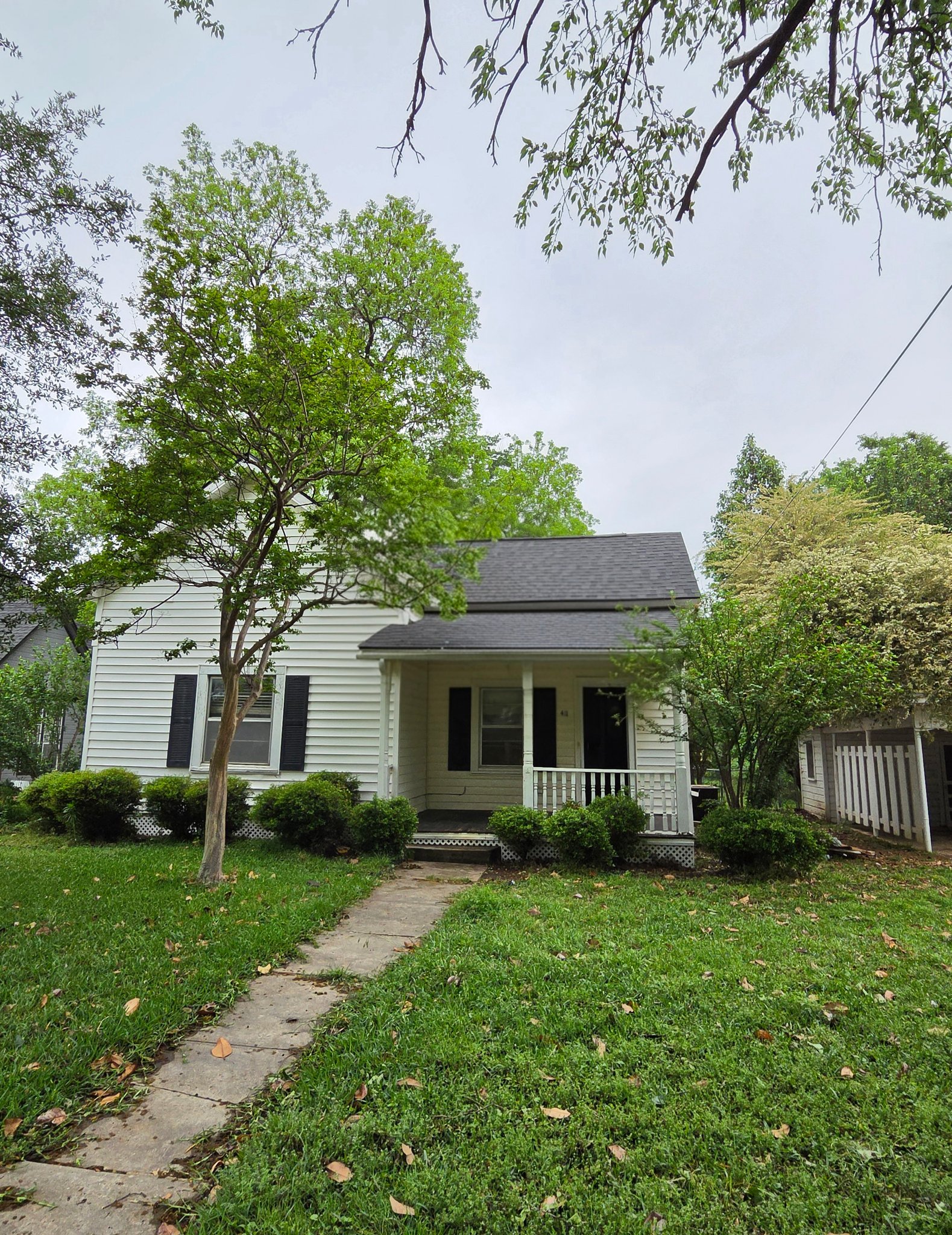 Whitesboro House: 411 E Main St