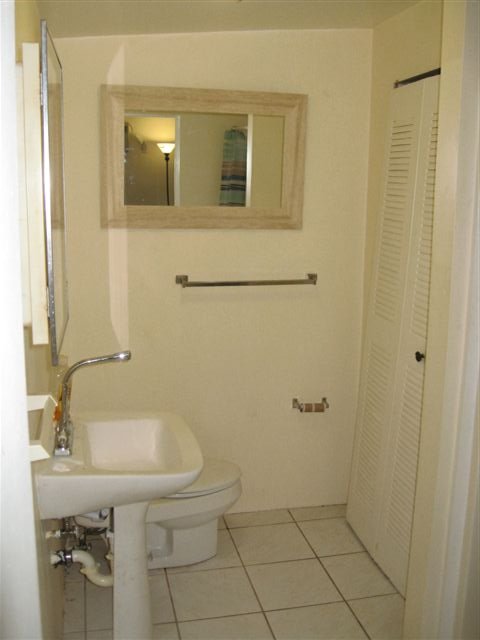 Oakland Park Apartment: 1568 Northeast 45th Street