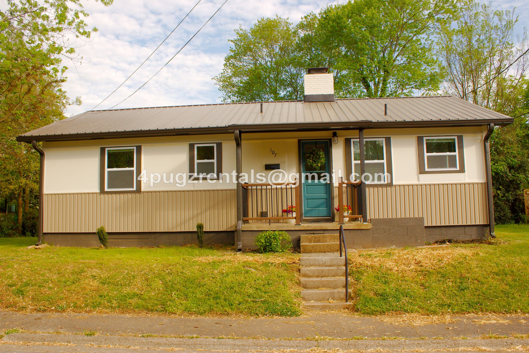 Oak Ridge House: 107 W Newcomb Rd